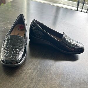 NEVER WORN ~ CLARKS SIZE 6.5 LOAFERS